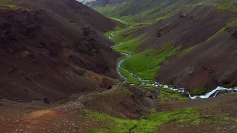 Río-Sinuoso-En-El-Valle-De-Reykjadalur-En-La-Costa-Sur-De-Islandia