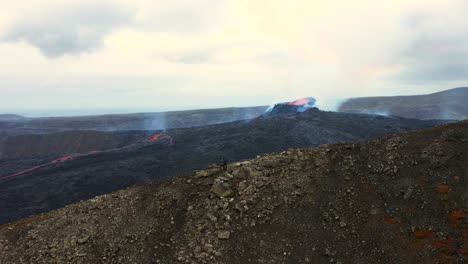 Islandeses-Observan-La-Erupción-Del-Volcán-Fagradalsfjall-En-La-Península-De-Reykjanes-En-Islandia---Toma-Aérea-De-Drones