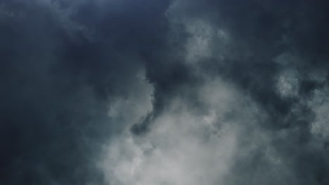 Tormenta-De-4k,-Espesas-Nubes-En-El-Cielo-Con-Relámpagos