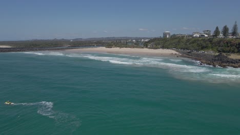 Turistas-Surfeando-En-Las-Aguas-Azules-De-La-Playa-De-Duranbah-En-Gold-Coast,-Queensland,-Australia