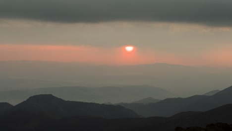 Einzigartiger-Alpiner-Sonnenaufgang,-Wenn-Die-Sonne-Hinter-Wolken-Verschwindet,-Nebel,-Zeitraffer
