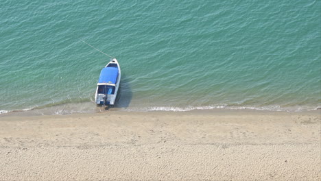 Verankertes-Boot-Auf-Dem-Meer-In-Strandnähe