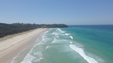 Meereswellen,-Die-An-Der-Langen-Sandküste-Des-Hauptstrandes-In-Qld,-Australien,-Zusammenstoßen
