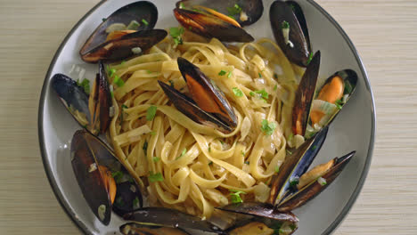 linguine-spaghetti-pasta-vongole-white-wine-sauce---Italian-seafood-pasta-with-clams-and-mussels