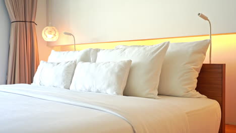 Komfortables-Doppelbett,-Weiße-Bettlaken-Und-Weiche-Kissen