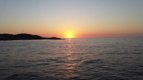 Ruhige-Sonnenuntergangslandschaft-Am-Mittelmeer-In-Anfeh,-Libanon---Luftdrohnenaufnahme