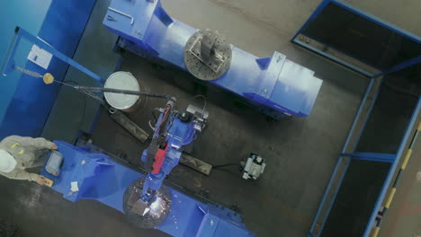 Blick-Von-Oben-Auf-Die-Blaue-Roboterschweißmaschine-Bei-Der-Arbeit-In-Einer-Fertigungsanlage