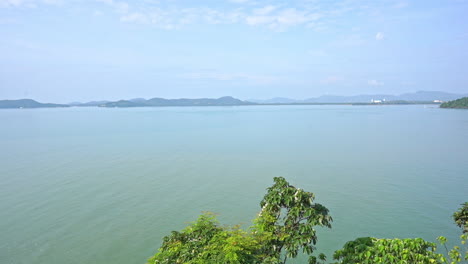 Pan-of-the-calm-bay-waters-along-the-shoreline