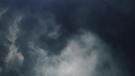 4k-Relámpagos-Dentro-De-Nubes-Oscuras-En-El-Cielo,-Tormenta