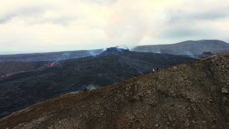 Vista-Aérea-Sobre-La-Gente-Que-Mira-La-Erupción-Del-Volcán-Fagradalsfjall-En-Islandia---Disparo-De-Drones