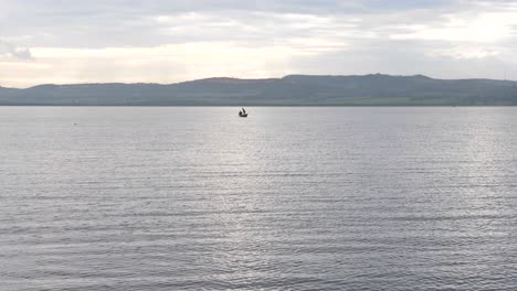 Ein-Kleines-Fischerkanu-Am-Frühen-Morgen-In-Der-Ferne-Auf-Dem-Viktoriasee