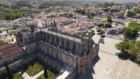 Orbitalaufnahme-Batalha-Gotische-Katholische-Kirche-Und-Terrasse-In-Portugal