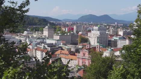 Una-Vista-Panorámica-Del-Centro-De-Ljubljana-Con-Los-Alpes-Visibles-Al-Fondo