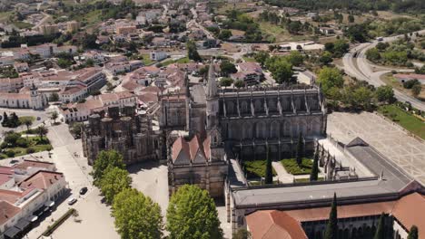 Batalha-Monastery-in-Leiria,-Portugal,-on-sunny-day---circling,-drone-shot