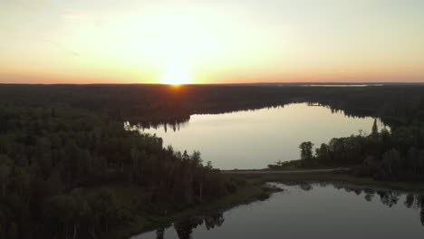 Landschaft-Mit-Ruhigem-See-Und-Vegetation-Bei-Sonnenuntergang-Im-Borealen-Wald,-Saskatchewan,-Kanada---Drohnenaufnahme-Aus-Der-Luft
