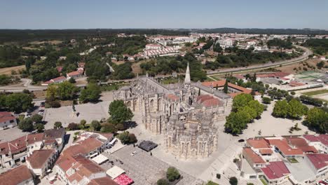 Birds-eye-view-overlooking-at-historical-monument-building,-Batalha-monastery-in-Portugal