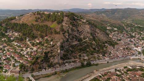 Zoom-Lento-En-Timelapse-Sobre-La-Ciudad-De-Berat-En-Albania-Con-Tráfico