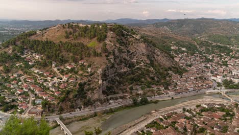 Lapso-De-Tiempo-Rápido-En-Lo-Alto-Mirando-Hacia-Abajo-En-Berat,-Sitio-Del-Patrimonio-Mundial-De-La-Unesco-En-Albania