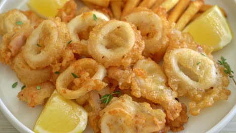 Calamari---Gebratener-Tintenfisch-Oder-Tintenfisch-Mit-Pommes-Frites