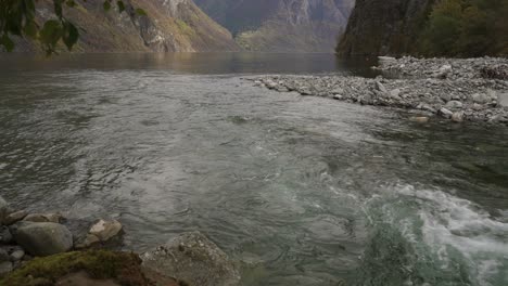 Gebirgsfluss-Trifft-Auf-Einen-Fjord