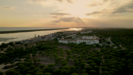 Luftaufnahme-Der-Wunderschönen-Küstenlinie-Der-Stadt-El-Rompido-Während-Des-Sonnenuntergangs,-Spanien