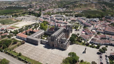 Toma-Aérea-Desde-Los-Edificios-Religiosos-Más-Impresionantes-De-Portugal,-El-Monasterio-De-Batalha
