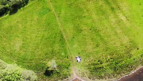 Aufsteigende-Luftaufnahme-Eines-Picknicks-Am-Roadford-Lake-In-West-Devon,-England