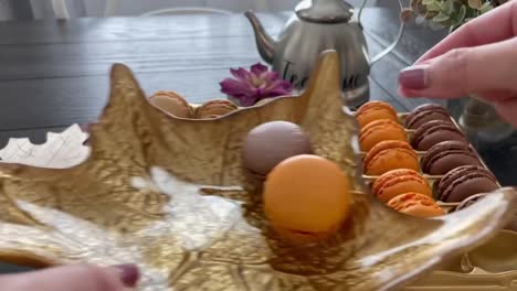 Herbstliche-Teeparty-Mit-Bunten-Französischen-Macarons,-Die-Ordentlich-Auf-Einem-Festlichen-Blattteller-Platziert-Sind