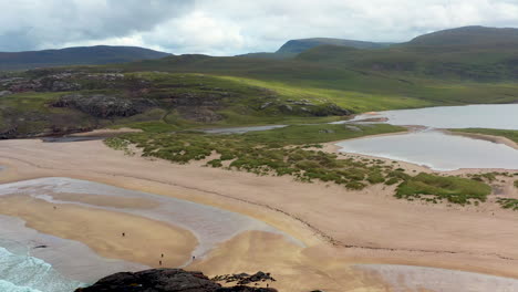 Revealing-drone-shot-of-Sanwood-Bay-Beach-and-the-north-atlantic-ocean,-a-natural-bay-in-Sutherland,-Scotland