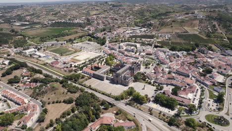 Vista-Panorámica-De-La-Ciudad-De-Batalha-Y-El-Monasterio-De-Batalha,-Sitio-Del-Patrimonio-Mundial-De-La-Unesco