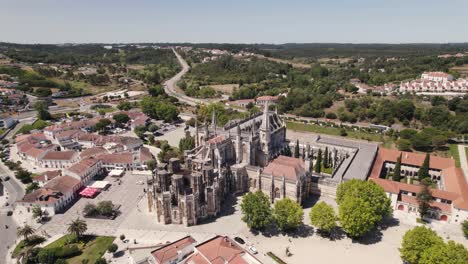 Antena-Orbitando-Sobre-El-Monasterio-Gótico-De-Santa-Maria-Da-Vitória,-Batalha---Portugal