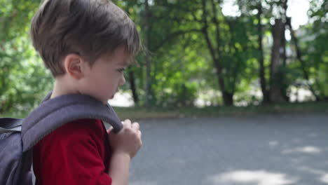 Zeitlupenvideo-Eines-Kleinen-Jungen-In-Einem-Roten-T-Shirt,-Der-Mit-Rucksack-Geht