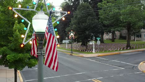 Amerikanische-Usa-flagge-Und-Dekorationen-In-Der-Kleinen-Stadt