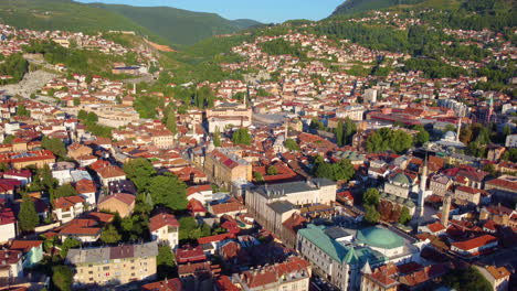 Paisaje-De-Sarajevo,-Bosnia-Y-Herzegovina---Vista-Aérea-De-La-Ciudad---Toma-De-Drones