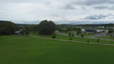 Drohnenflug-über-Leeres-Fußballfeld-Im-Liberty-Park-In-Der-Nähe-Des-Cumberland-River-In-Clarksville,-Tennessee
