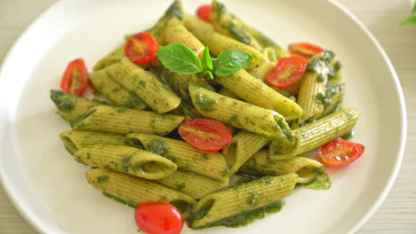 Pasta-Penne-Con-Salsa-Pesto-Y-Tomates---Estilo-De-Comida-Vegana-Y-Vegetariana