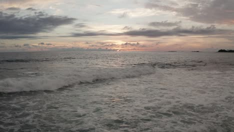 Helloranger-Sonnenuntergang-Im-Ozeanstrandhintergrund