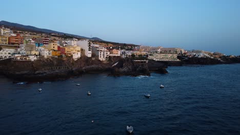 Ciudad-De-Los-Gigantes-En-Tenerife-A-Orillas-Del-Mar