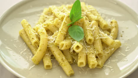 Pesto-Rigatoni-Nudeln-Mit-Parmesankäse---Italienische-Küche-Und-Vegetarische-Küche