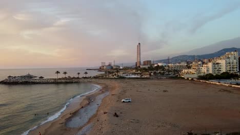 Blick-Auf-Das-Kraftwerk-Zouk-Vom-Urlaubsstrand-In-Beirut,-Libanon-Bei-Sonnenuntergang