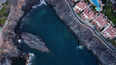 Formación-Rocosa-En-Los-Gigantes-Tenerife-Agua-Chocando-Contra-Las-Rocas