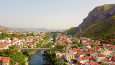 Casco-Antiguo-De-Mostar-En-Bosnia-Y-Herzegovina---Toma-Aérea-De-Drones