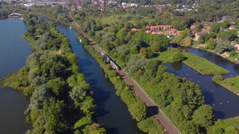 Personenzug-Bewegt-Sich-In-Einer-Eisenbahn-In-Der-Nähe-Des-Lake-Canal-Norwich,-England