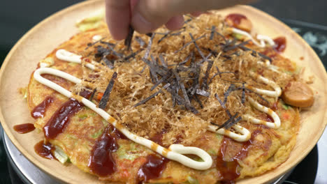 putting-seaweed-on-Okonomiyaki-or-Japanese-pizza
