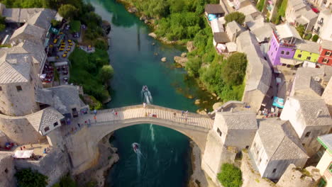 Alte-Brücke-über-Den-Fluss-Neretva-Mit-Dem-Stadtbild-Von-Mostar-Im-Hintergrund-In-Bosnien-Und-Herzegowina