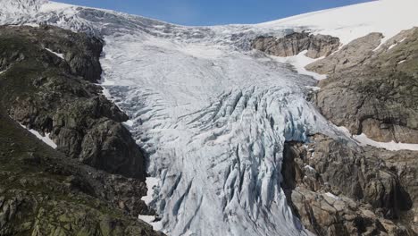Alejando-Imágenes-De-Drones-Del-Glaciar-En-El-Parque-Nacional-De-Folgefonna-En-Noruega