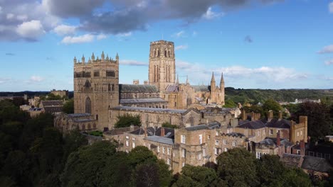 Durham-Kathedrale-In-Der-Grafschaft-Durham-An-Einem-Sonnigen-Tag---Luftdrohne-4k-Hd-filmmaterial-Kreis-Links