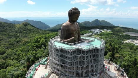 Hong-Kong-Nong-Ping-Großer-Buddha-Und-Umgebende-üppige-Grüne-Umgebung,-Luftbild