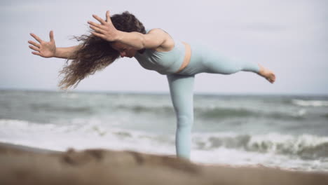 Wiegen-Balance-Kern-Yoga-Pose-Am-Strand-Von-Barcelona-Spanien