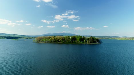 Drone-flight-over-Oravska-Priehrada-reservoir-in-Namestovo-showing-Slanica-Island